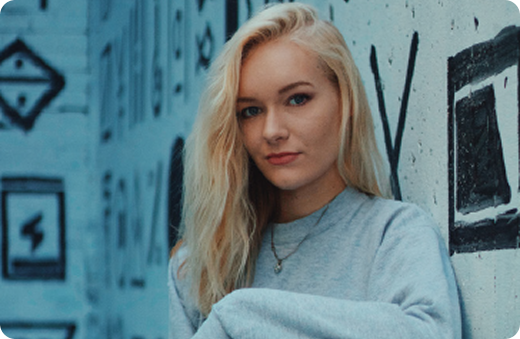 Mergina šviesiais plaukais 2