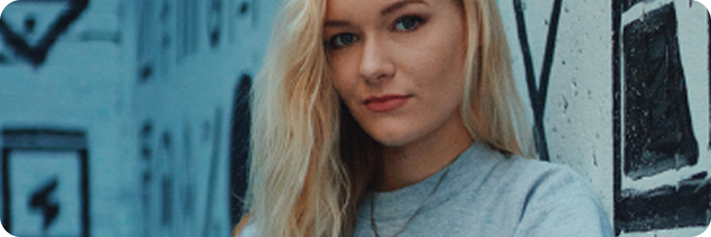 Mergina šviesiais plaukais